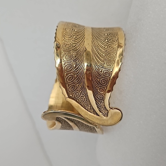 Hindged Retro Goldtone 2 1/4" Dia. Bracelet - Picture 4 of 7